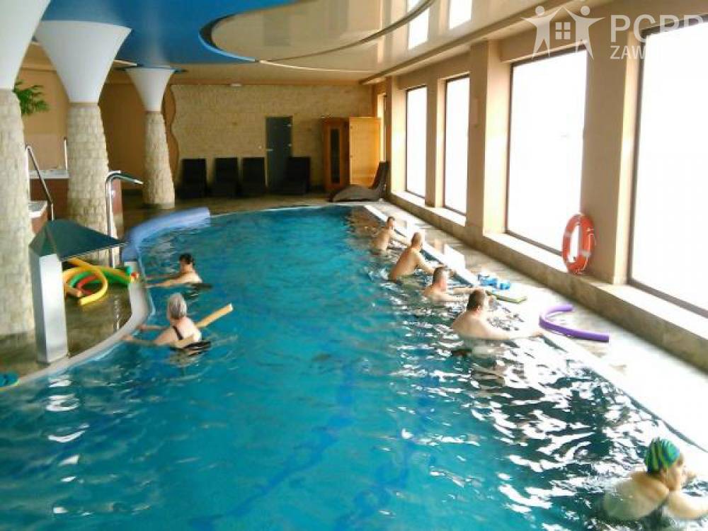 Zdjęcie: Grupa kobiet i mężczyzn wykonuje ćwiczenia w basenie